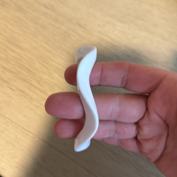 Vintage Plastic Bangle Bracelet, White, Curvy, Retro, Boho - Picture 4 of 7